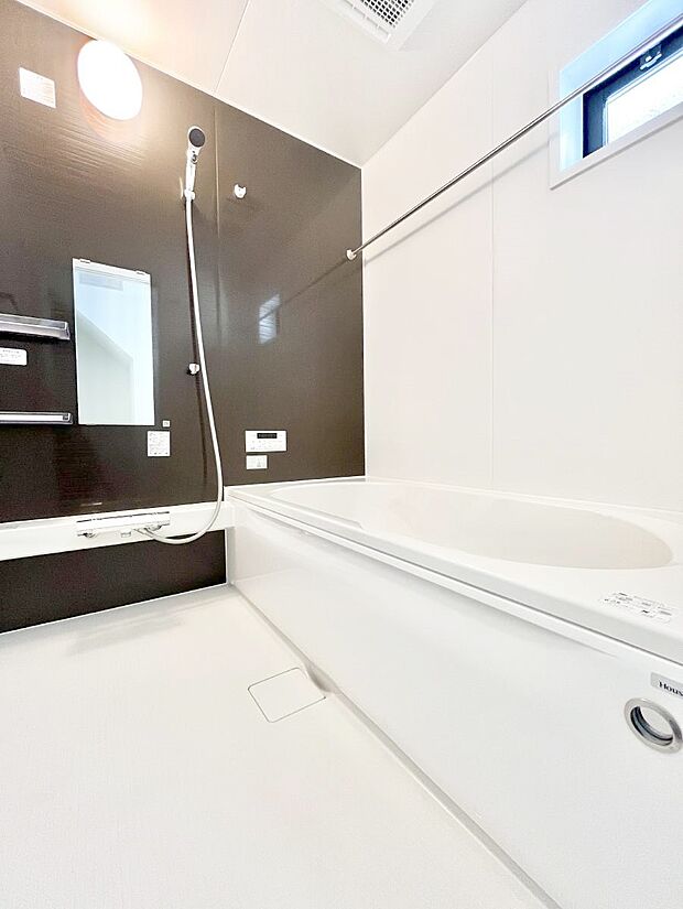 ◆2号棟◆~Bath Room~ 窓付きのバスルームは、採光もあり明るく気持ちの良い空間です。窓があることで、換気環境も良好。ゆったり寛げるバスルームで、毎日のバスタイムが楽しみになりそうです。
