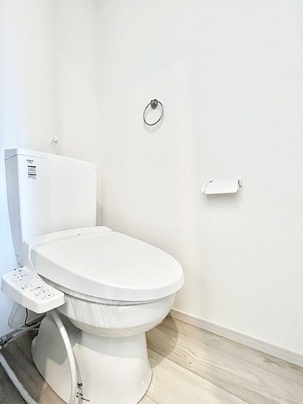 ◆2号棟◆~Toilet~ 清潔感のある水回り♪トイレはウォシュレット付きです◎トイレは毎日使わざるを得ないもの。いつも清潔を保ちたいですね。トイレが2ヶ所あるので朝の混雑時に便利です!