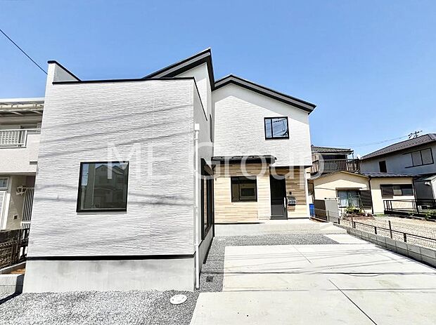 ◆2号棟◆~Exterior~ 一戸建ての大きなメリットは、自分達の「土地」を「自由に」使える事です。ガーデニングやDIY,車やバイクの趣味など様々な用途で利用できます。