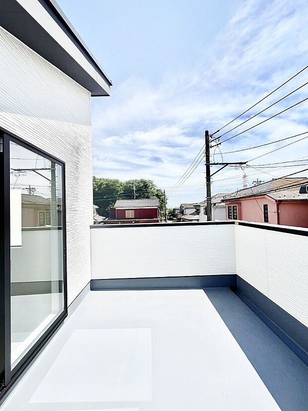 ◆2号棟◆~Balcony~ 大きな空に囲まれた気持ちのいい家。 バルコニーを覗くだけで圧倒的な開放感に包まれます。 バルコニーは陽がさしこみお布団や洗濯物を気持ちよく干すことができます。