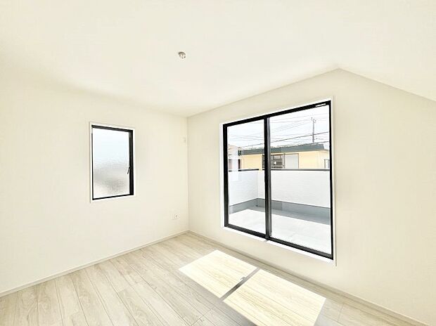 ◆2号棟◆~Bed Room~ 「今日も一日お疲れ様」とご夫婦でゆったりくつろげる寝室。毎日の家事やお仕事に疲れた日はフカフカのベットで癒されてください。本棚をおいても快適な広さが自慢♪