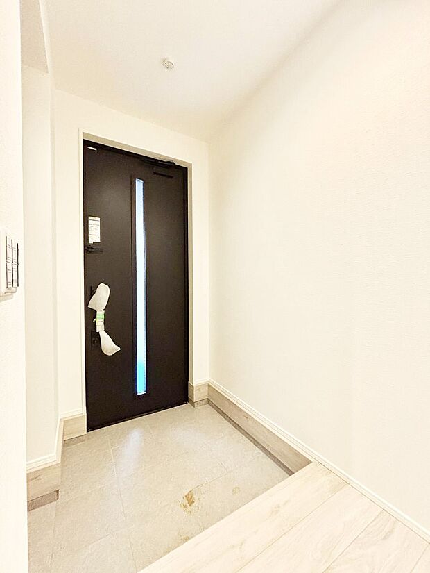 ～Entrance～　玄関は家の顔といわれますが我が家のセンスをさりげなく感じさせる魅力ある玄関造りも楽しみの一つ。帰宅する度に家族がほっとできる心地よい空間造りも大切ですね♪