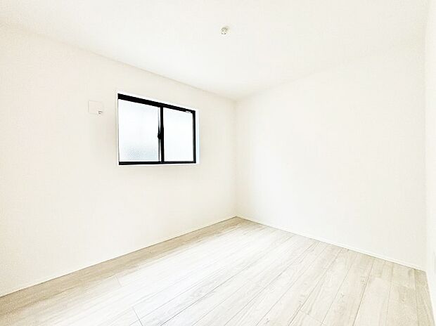 ～Bed Room～　子供部屋はお子様にとって大変重な役割があります。子供一人で過ごす空間を与えることで、宿題や勉強時間も自然と増えまた自ら部屋の片付けや掃除なども促すことに繋がります。