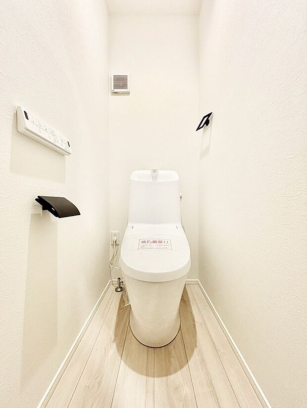 ~Toilet~ 綺麗・スッキリ・快適なウォシュレット付トイレでくつろげる空間です。トイレは毎日使わざるを得ないもの。いつも清潔を保ちたいですね。トイレが2ヶ所あるので朝の混雑時に便利です!