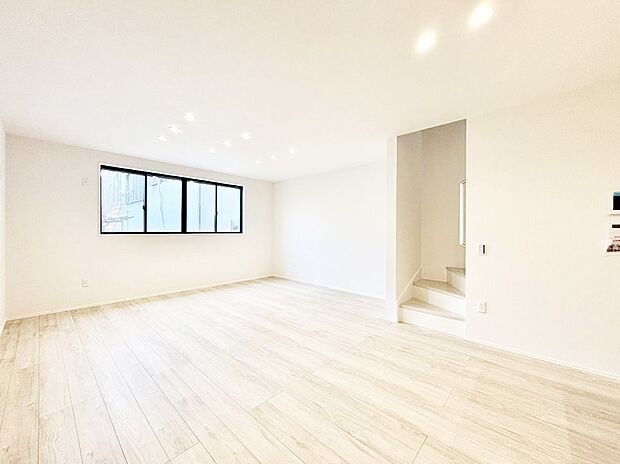 ～Living～　リビングに階段のある間取りです♪家族のコミュニケーションがスムーズに取れますね♪ゆとりある暮らしと心地よい住環境が紡ぐ贅沢な時間をご家族みんなでお過ごし下さい。