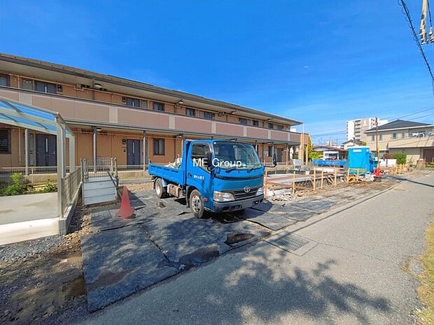 ◆2号棟◆～Exterior～　一戸建ての大きなメリットは、自分達の「土地」を「自由に」使える事です。ガーデニングやＤＩＹ，車やバイクの趣味など様々な用途で利用できます。