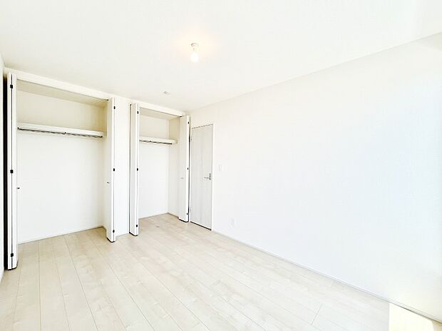 使いやすい形でベットや家具の置き方にも困ることもありません。