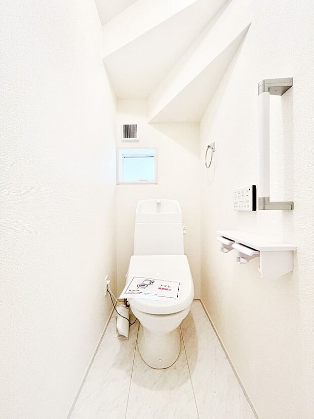明るく清潔感のあるトイレです。