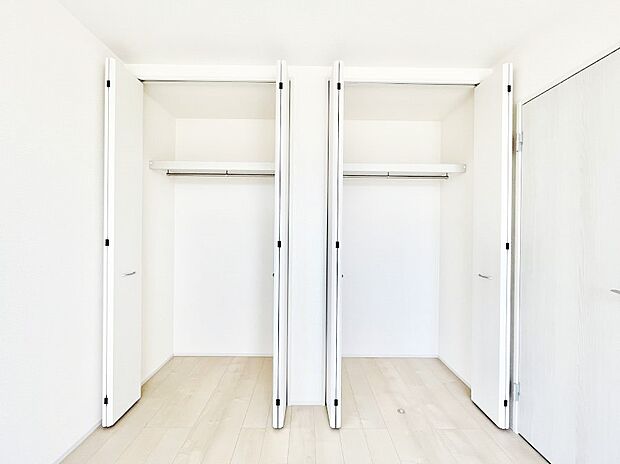 洋室のクローゼット。奥行きがあるので厚手の衣類もすっきり収まります。