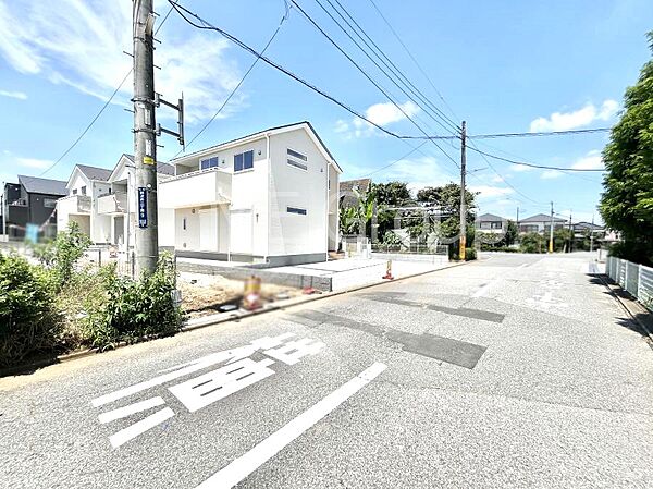 ～Exterior～　前面道路：東 6.06m 公道　前面道路は閑静な住宅地をはしる車通りの少ない道路。駐車の出し入れもらくらくです！ご不明点・現地見学のご希望は、お気軽にお問い合わせください！
