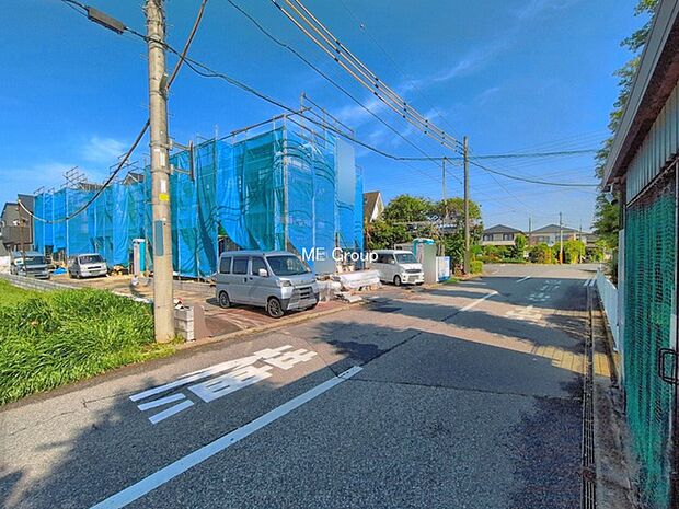 ~Exterior~ 前面道路:東 6.06m 公道 前面道路は閑静な住宅地をはしる車通りの少ない道路。駐車の出し入れもらくらくです!ご不明点・現地見学のご希望は、お気軽にお問い合わせください!
