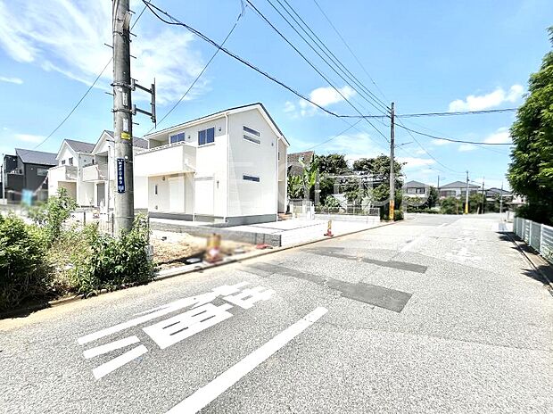 ~Exterior~ 前面道路:東 6.06m 公道 前面道路は閑静な住宅地をはしる車通りの少ない道路。駐車の出し入れもらくらくです!ご不明点・現地見学のご希望は、お気軽にお問い合わせください!