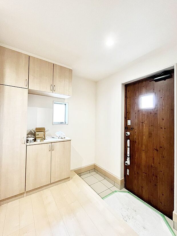 ◆2号棟◆～Entrance～　家の中でお客様を迎える最初の場所である玄関は、家の印象そのものです！豊富な玄関収納で、常に綺麗に保つことが出来ます♪玄関にはたっぷり収納の下駄箱を完備！