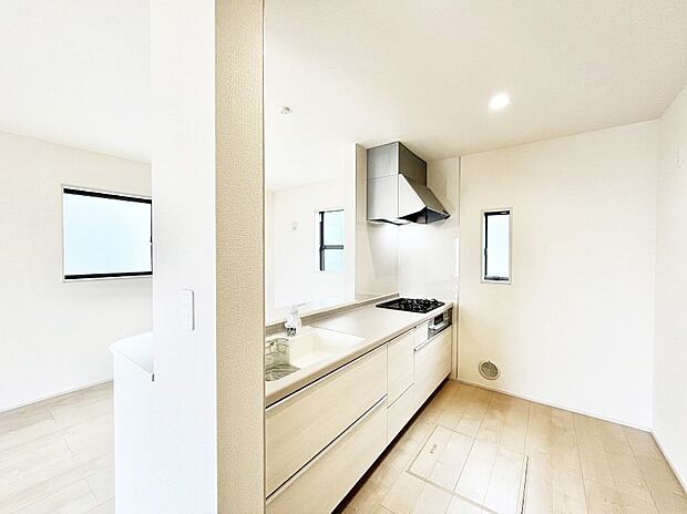 ◆2号棟◆～Kitchen～　「さぁ今日は何を作ろう」こんなキッチンなら思いっきり料理ができちゃいます。キッチンからはリビングが一望できます。家族がつながるお家がここにございます。