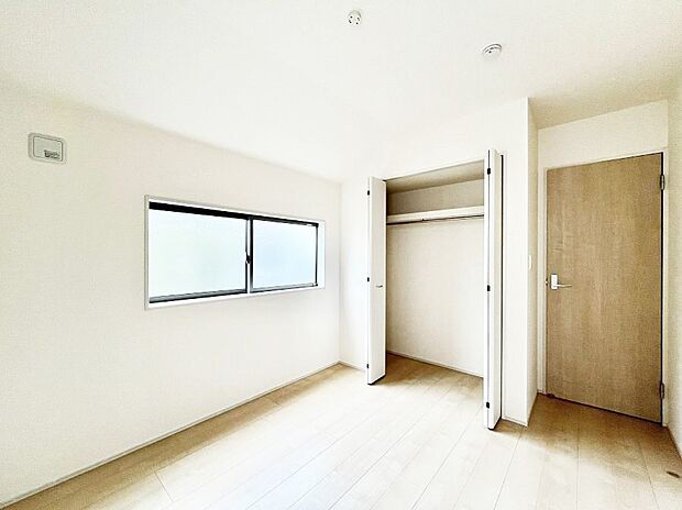 ◆2号棟◆～Bed Room～  全居室には収納クローゼットを完備！普段使いのお洋服や小物はもちろん、季節物のお洋服などもしっかりと整理整頓おしまい頂けます。  居室空間を広く使用できますね。