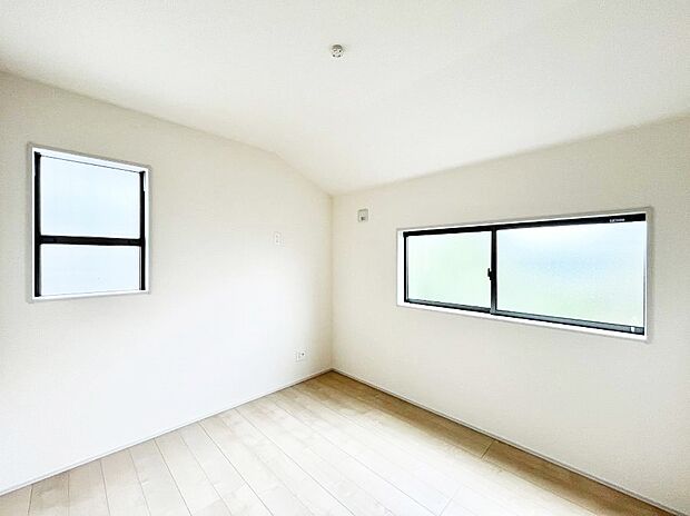 ◆2号棟◆～Bed Room～　マンションと違い部屋数が多いのが戸建てのメリットです。ご家族が増えたことで手狭に感じていた住まいも戸建てでは各居室プライバシーを保つことができます。