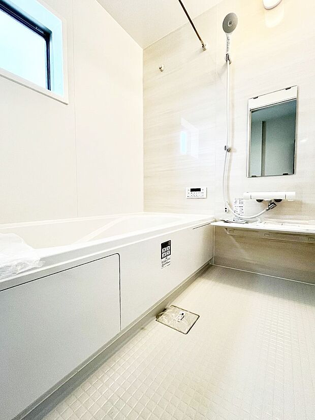 ◆2号棟◆～Bath Room～　足を伸ばして入浴することが可能！一日の疲れを癒す貴重なバスタイムです。お子様とご一緒でも十分な広さなので、リビングとは違った家族団欒のひと時をお楽しみいただけます。