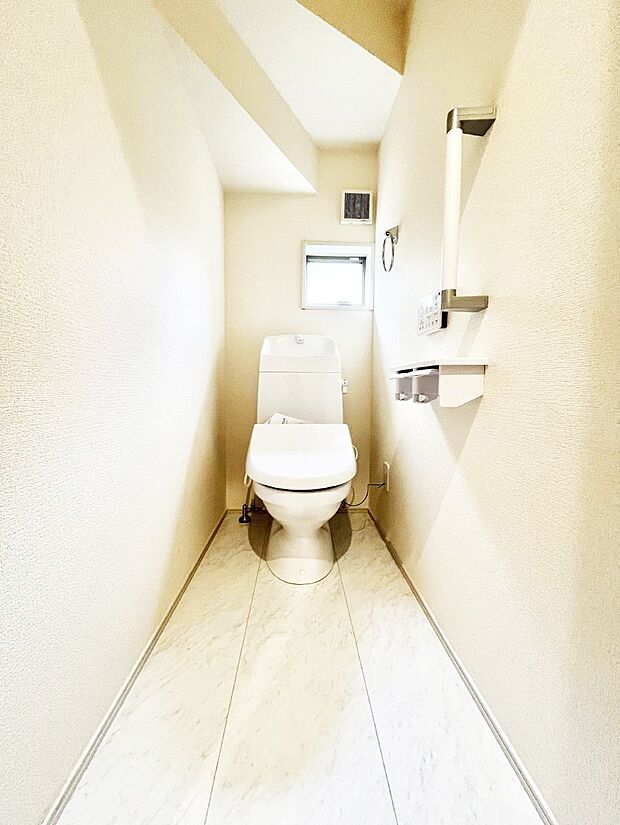 ◆2号棟◆～Toilet～　綺麗・スッキリ・快適なウォシュレット付トイレでくつろげる空間です。採光もあり明るく、快適空間となっております♪毎日使う場所だからこその配慮です！