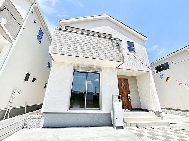 ◆2号棟◆～Exterior～　堂々たる趣ながら、主張し過ぎずどこか余裕を感じさせるシャープなフォルムで佇む邸宅は、晴天の空と照らし合わせる事で、本来あるべき完成形の姿を見せてくれます。
