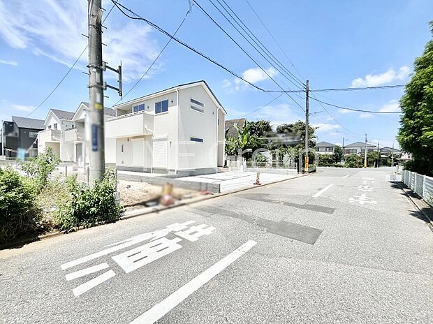 ～Exterior～　前面道路：東 6.06m 公道　前面道路は閑静な住宅地をはしる車通りの少ない道路。駐車の出し入れもらくらくです！ご不明点・現地見学のご希望は、お気軽にお問い合わせください！