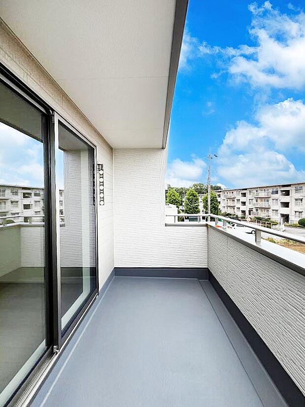 ◆2号棟◆～Balcony～　南向きのバルコニーの前には雲以外に太陽を遮るものがありません。お洗濯物も乾きやすく、何より明るく気持ちのいい光が入ってきます。使いやすく開放的なバルコニーです♪
