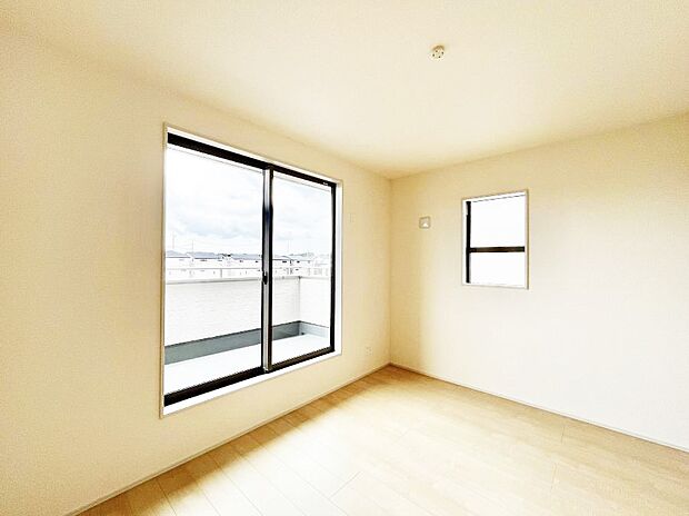 ◆2号棟◆～Bed Room～　2面採光を確保した明るい室内は、風通しも良く、大変居心地の良い空間となっております。爽やかな風を感じて起きる朝は、快適生活の始まりに！日当たりが良い住まい♪