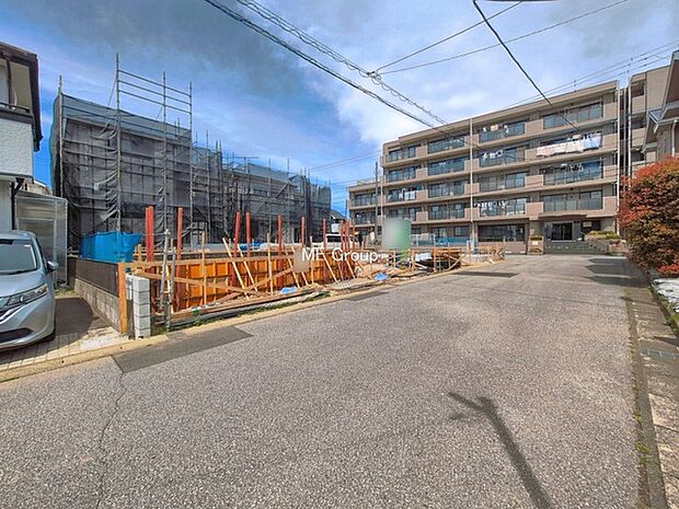 ~Exterior~ 前面道路:南 6m 公道、東 6m 公道 住宅地になっているので車量も少なく、静かな立地です。子育て環境も良好です♪♪周辺環境もあわせてご案内させて頂きます。