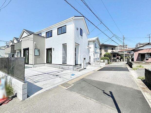 ~Exterior~ 北西 4m 公道 前面道路は閑静な住宅地をはしる車通りの少ない道路。駐車の出し入れもらくらくです!ご不明点・現地見学のご希望は、お気軽にお問い合わせください!