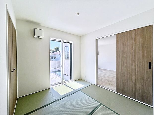 ◆4号棟◆~Japanese Room~ LDK隣接の和室は、アイロンがけなど奥様の家事スペースとして、また小さなお子様のいるご家庭ではお昼寝やおむつ替えの場としてご活用いただけます。