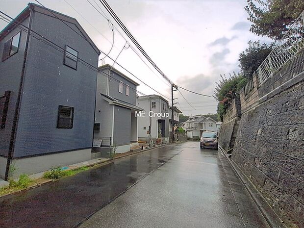 ~Exterior~ 前面道路:北東 6m 公道 前面道路は閑静な住宅地をはしる車通りの少ない道路。駐車の出し入れもらくらくです!ご不明点・現地見学のご希望は、お気軽にお問い合わせください!