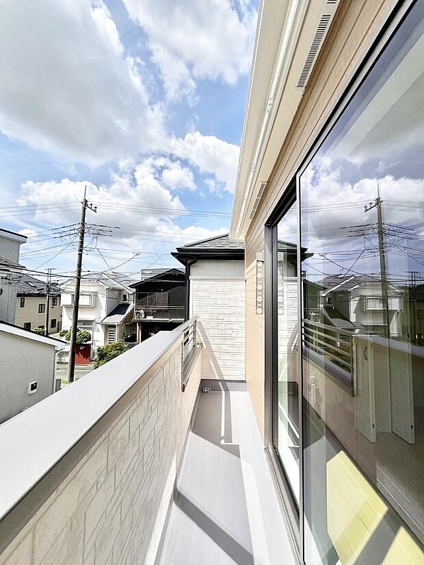 暖かな陽光が降り注ぐバルコニーはお洗濯におすすめ。爽やかな風も心地よいです。