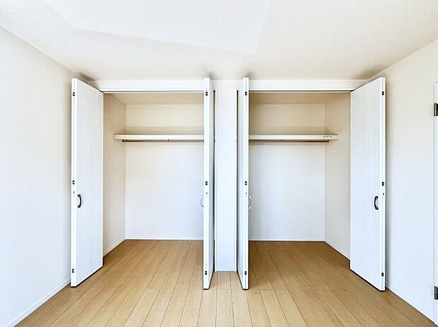 洋室のクローゼット。奥行きがあるので厚手の衣類もすっきり収まります。