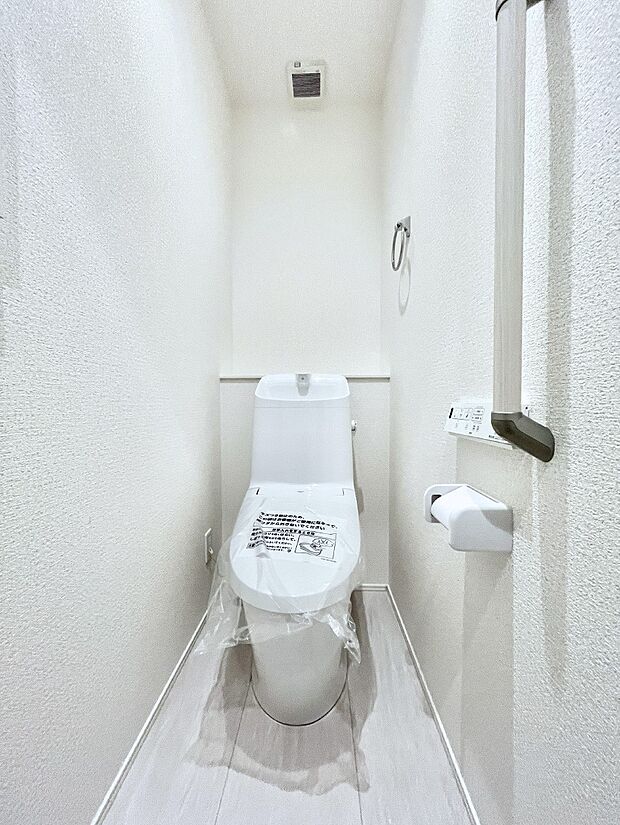 明るく清潔感のあるトイレです。