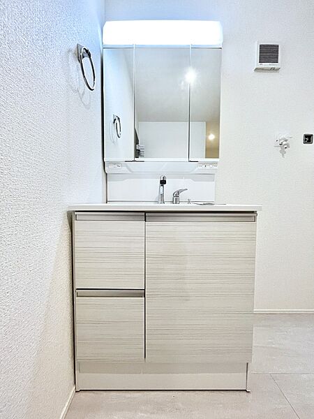 大きく見やすい三面鏡で清潔感ある洗面台は、身だしなみチェックや肌のお手入れにおすすめです。