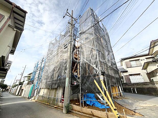~Exterior~ 角地により陽当り・風通し良好です。一戸建ての大きなメリットは、自分達の「土地」を「自由に」使える事です。ガーデニングやDIY,車やバイクの趣味など様々な用途で利用できます。
