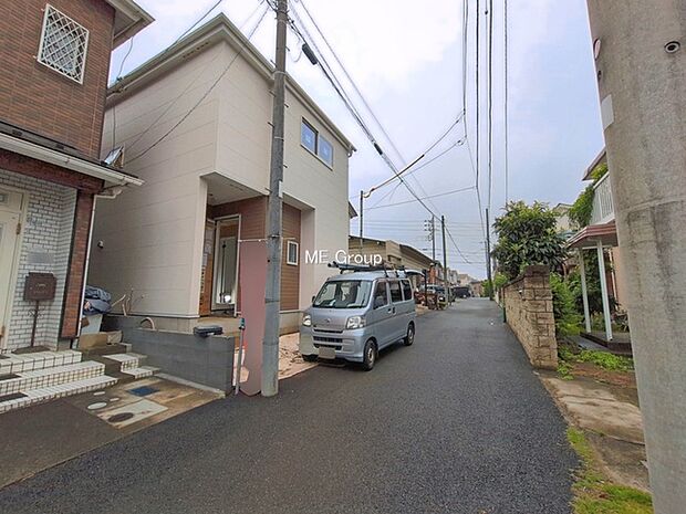 ~Exterior~ 前面道路:北東 4m 私道 前面道路は閑静な住宅地をはしる車通りの少ない道路。駐車の出し入れもらくらくです!ご不明点・現地見学のご希望は、お気軽にお問い合わせください!