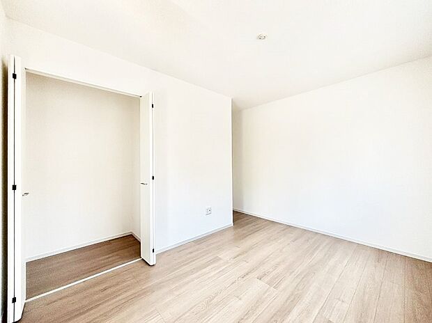 ~Bed Room~ 全居室には収納クローゼットを完備!普段使いのお洋服や小物はもちろん、季節物のお洋服などもしっかりと整理整頓おしまい頂けます。 居室空間を広く使用できますね。