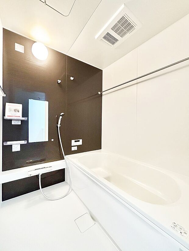 ~Bath Room~ 落ち着いた雰囲気の浴室で明日に向けてリフレッシュ。浴室乾燥機能も付いているので隣の洗濯機置き場で洗い上がった洗濯物を、雨の日も天気を気にせず乾燥させることも可能です。