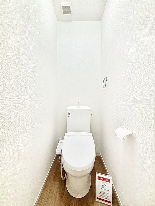 ~Toilet~ 綺麗・スッキリ・快適なウォシュレット付トイレでくつろげる空間です。トイレは毎日使わざるを得ないもの。いつも清潔を保ちたいですね。トイレが2ヶ所あるので朝の混雑時に便利です!