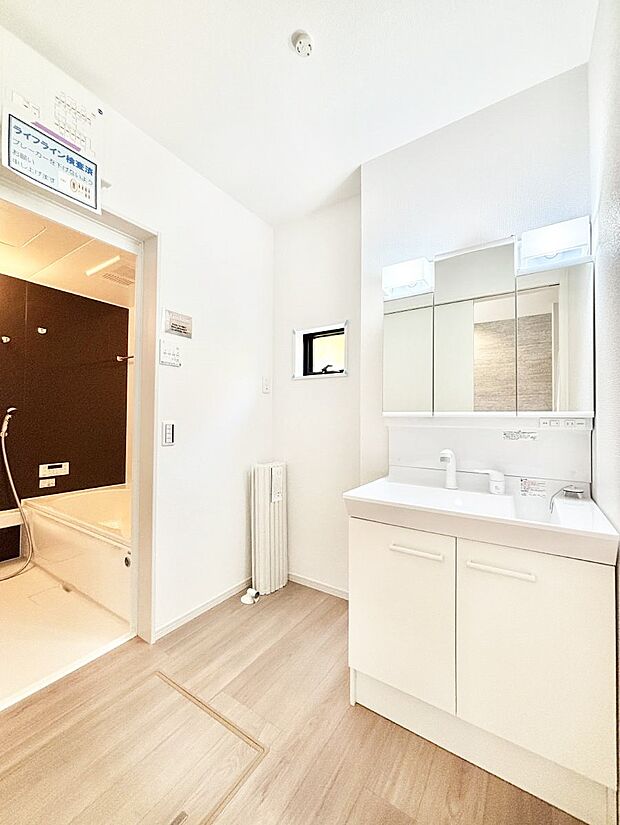 ~Dressing Room~ 暗くなりがちな洗面所も窓があると採光と換気が可能なので気持ちよくお使い頂けます。三面鏡タイプの洗面台は鏡裏収納で散らかりがちな洗面所もスッキリ♪