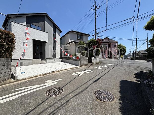 ~Exterior~ 前面道路:南西 6m 公道 前面道路は閑静な住宅地をはしる車通りの少ない道路。駐車の出し入れもらくらくです!ご不明点・現地見学のご希望は、お気軽にお問い合わせください!