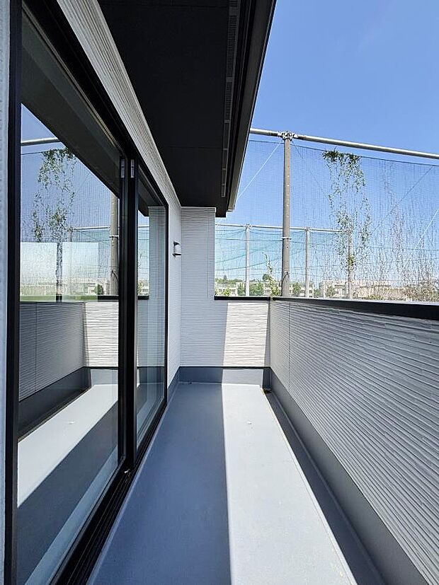 ~Balcony~ 大きな空に囲まれた気持ちのいい家。バルコニーを覗くだけで圧倒的な開放感に包まれます。バルコニーは陽がさしこみお布団や洗濯物を気持ちよく干すことができます。