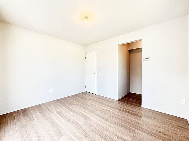 ~Bed Room~ 「今日も一日お疲れ様」とご夫婦でゆったりくつろげる寝室。 毎日の家事やお仕事に疲れた日はフカフカのベットで癒されてください。テレビや本棚をおいても快適な広さが自慢♪