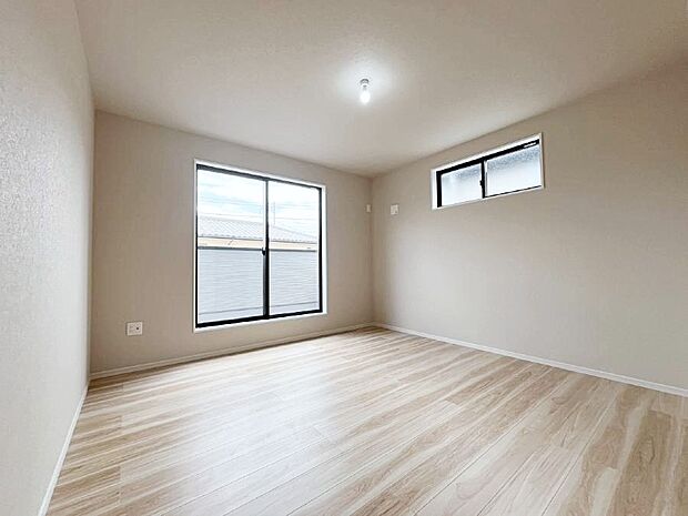 ～Bed Room～　バルコニーからの明るい日差しが差し込みます。日照に恵まれたお部屋。柔らかい自然光で朝目覚める暮らしが送れるだろう。また、機能的な収納を配置して、片付いた空間も実現出来そう。