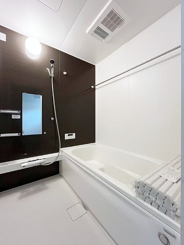 ～Bath Room～　落ち着いた雰囲気の浴室で明日に向けてリフレッシュ。浴室乾燥機能も付いているので隣の洗濯機置き場で洗い上がった洗濯物を、雨の日も天気を気にせず乾燥させることも可能です。