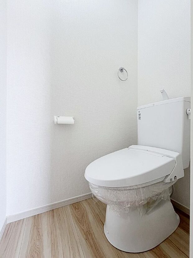 ～Toilet～　綺麗・スッキリ・快適なウォシュレット付トイレでくつろげる空間です。トイレは毎日使わざるを得ないもの。いつも清潔を保ちたいですね。トイレが2ヶ所あるので朝の混雑時に便利です！