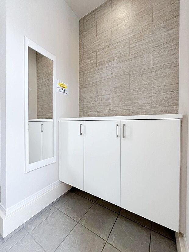 たっぷり収納できるシューズボックスで家族全員の靴も、玄関すっきり。  