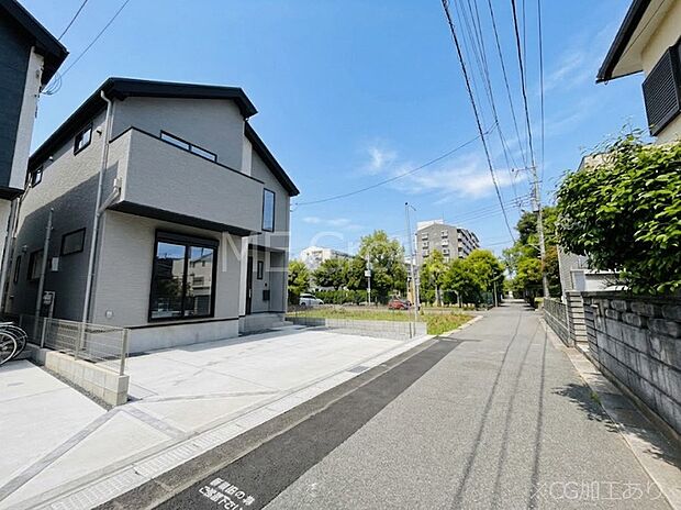 ～Exterior～　前面道路は閑静な住宅地をはしる車通りの少ない道路。駐車の出し入れもらくらくです！ご不明点・現地見学のご希望は、お気軽にお問い合わせください！