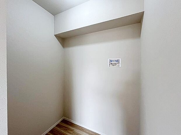 ～Walk-in Closet～　必要なものやコーディネートを一覧して確認でき、身支度や準備が短時間で済むウォークインクローゼットを設置しました。家の中をすっきりとさせる便利な収納スペースです。