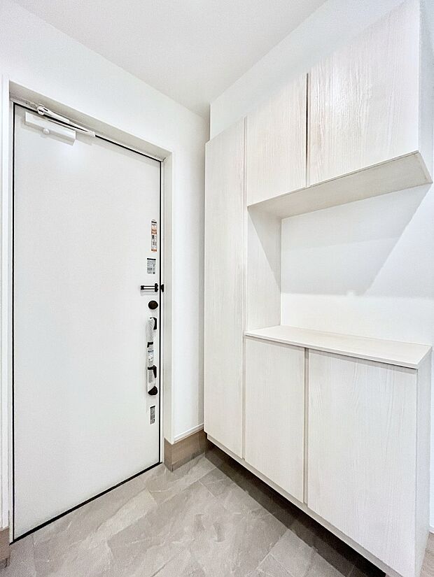 ◆3号棟◆～Entrance～　家の中でお客様を迎える最初の場所である玄関は、家の印象そのものです！豊富な玄関収納で、常に綺麗に保つことが出来ます♪玄関にはたっぷり収納の下駄箱を完備！